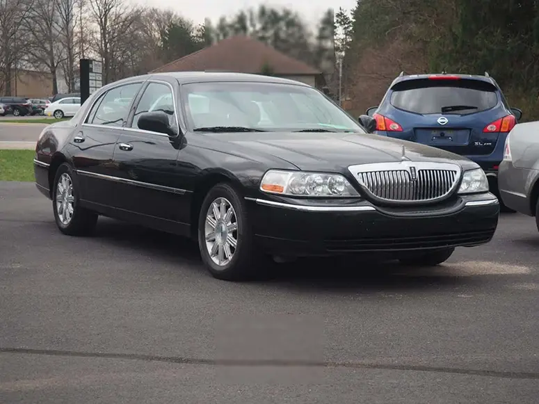 Lincoln Town Car - 4 Passengers Toronto - Presidential Party Bus Fleet
